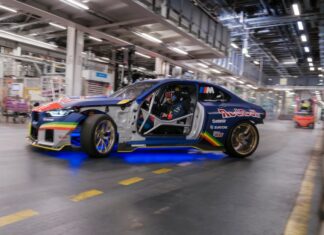BMW M2 κάνει drifting μέσα σε εργοστάσιο (video)