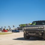 HUMMER ΕV κοντράρει supercars και…προβληματίζει (video)
