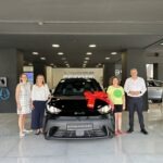 Ο Όμιλος Σφακιανάκη στηρίζει την ΕΛΕΠΑΠ: Ένα BYD Dolphin Surf στη νικήτρια της λαχειοφόρου